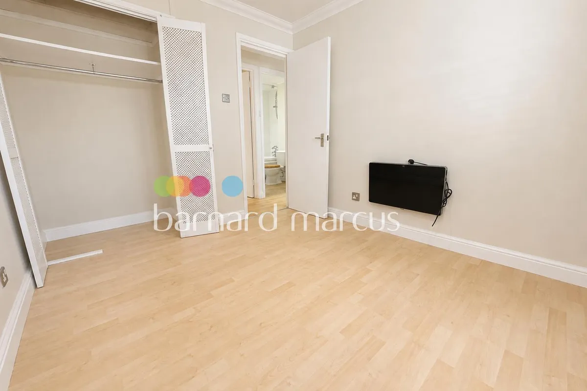 Flat Rosamund Close in Greater London