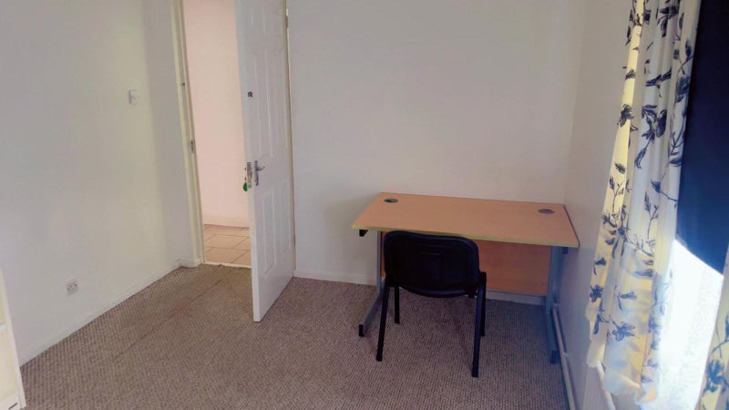 Room Sullivan Drive in Crawley