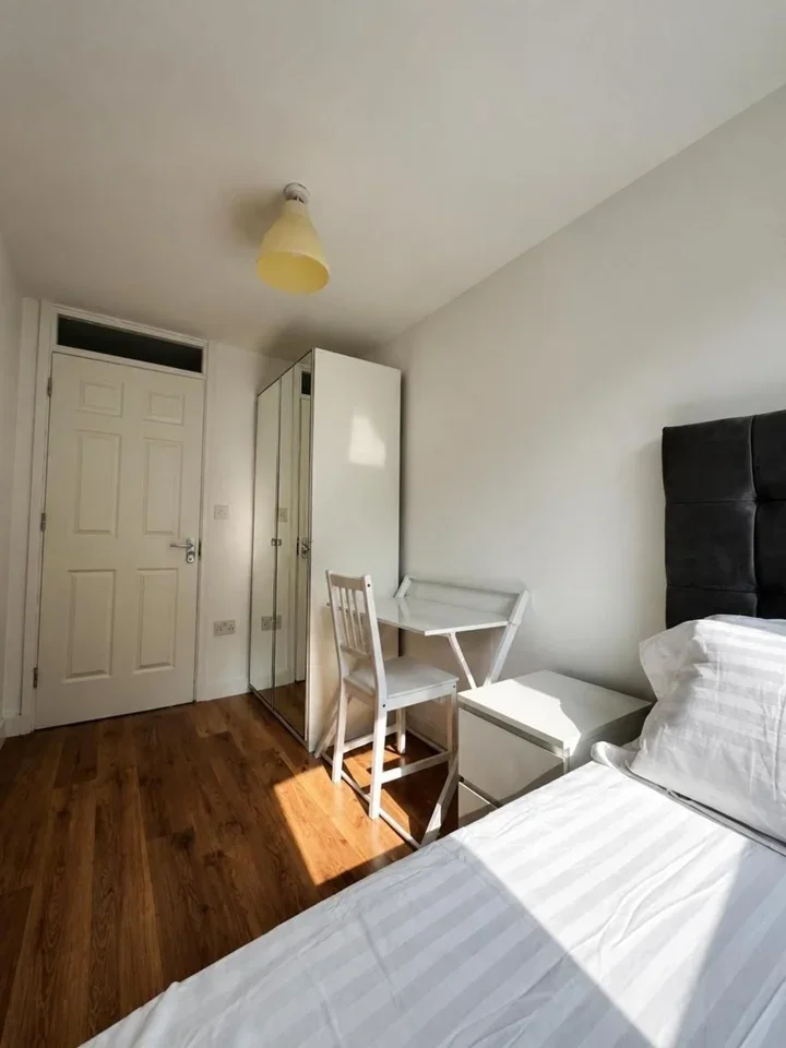 Room Comeragh Road in Greater London