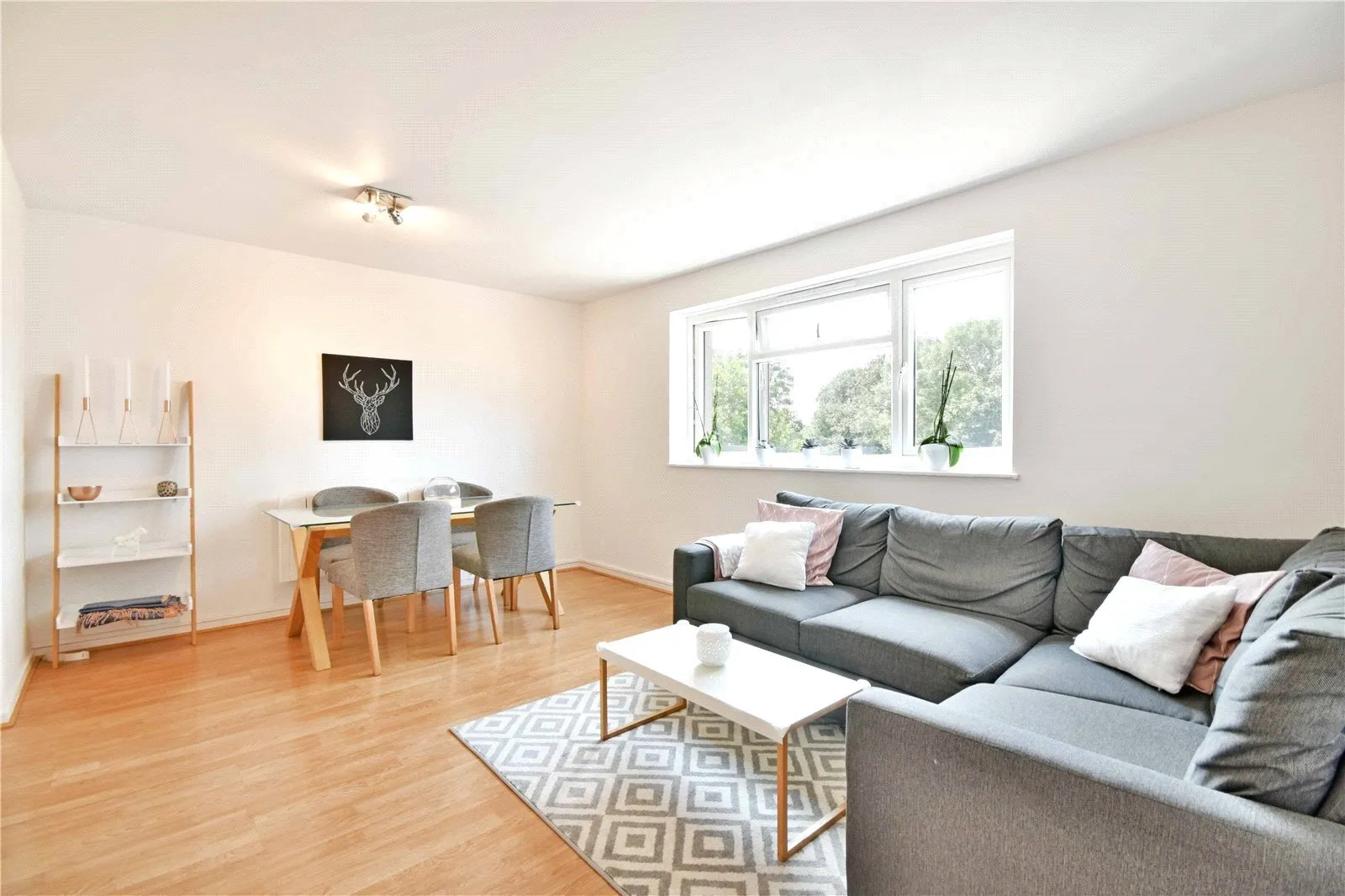 Flat Nant Road in Greater London