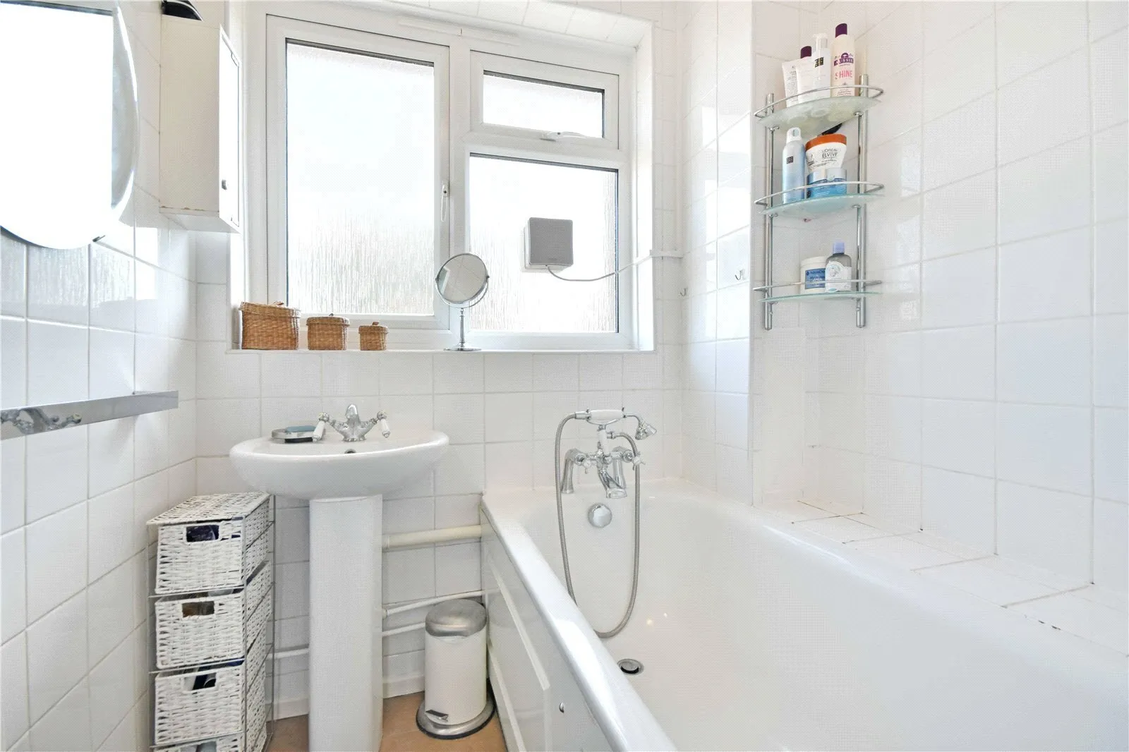 Flat Nant Road in Greater London