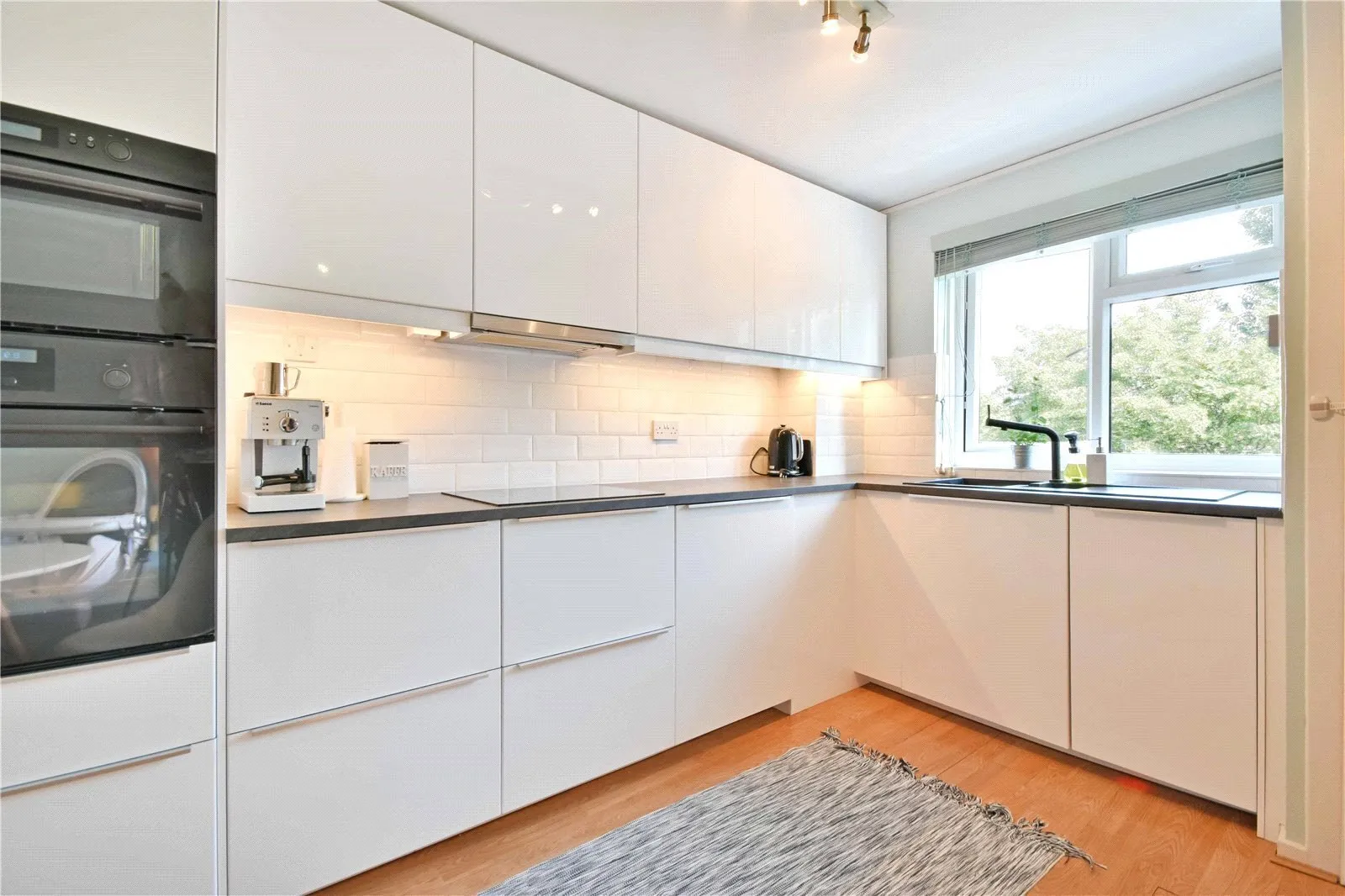 Flat Nant Road in Greater London