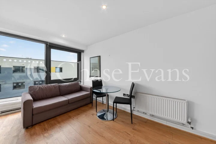Flat Aqua Vista Square in Greater London