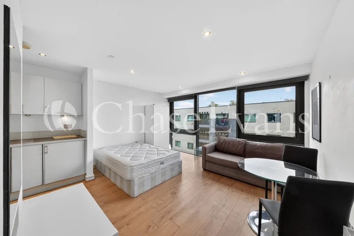 Flat Aqua Vista Square in Greater London