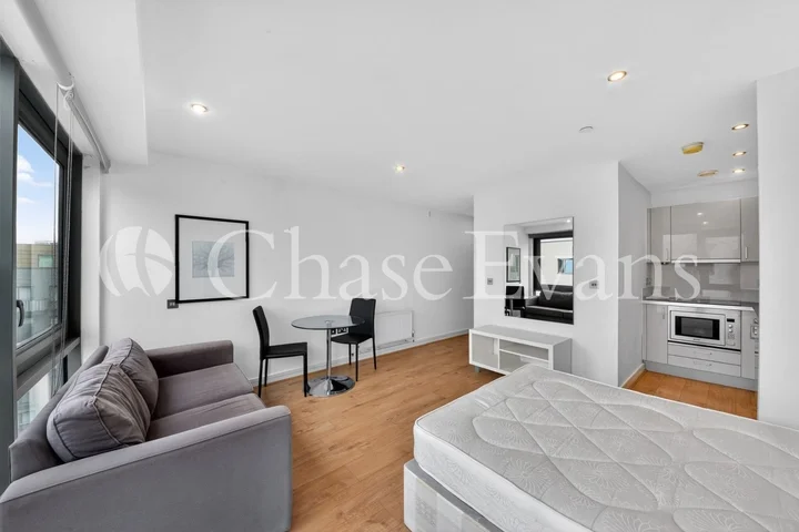 Flat Aqua Vista Square in Greater London
