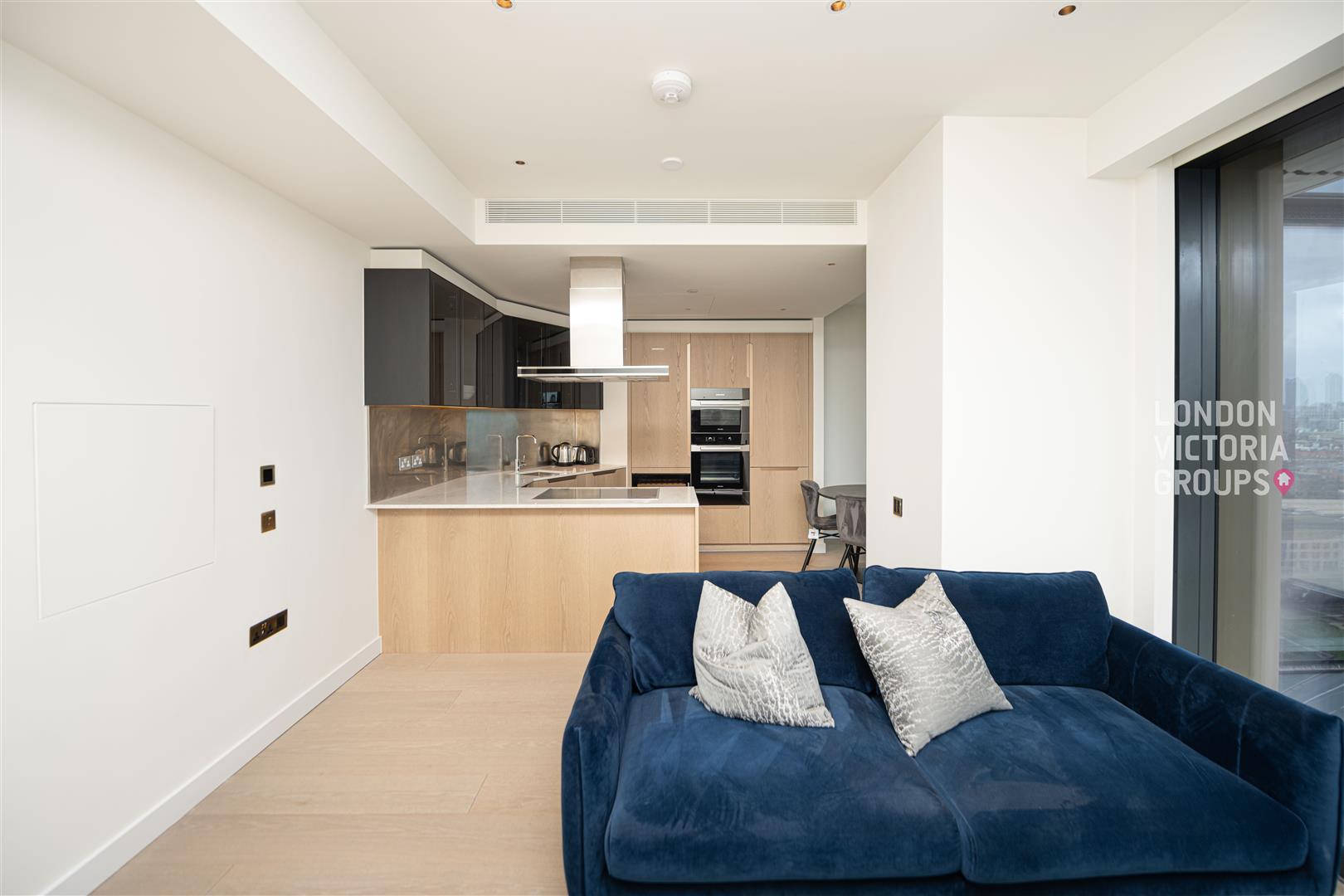 Flat Carnation Way in Greater London