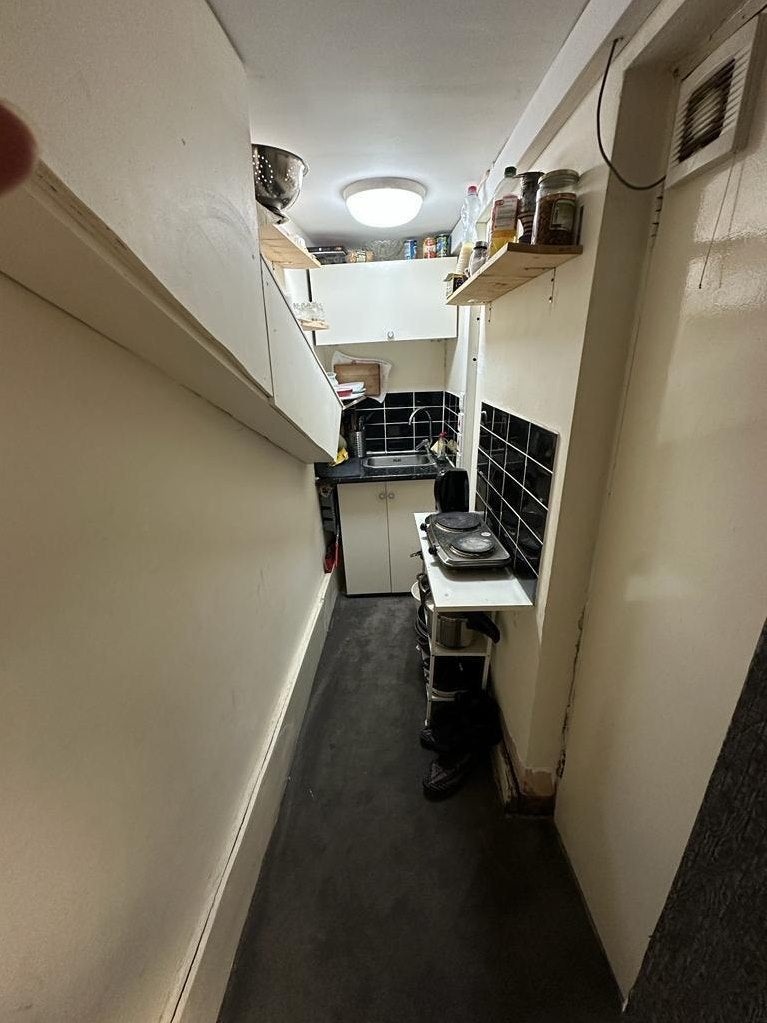 Flat Ballards Lane in Greater London