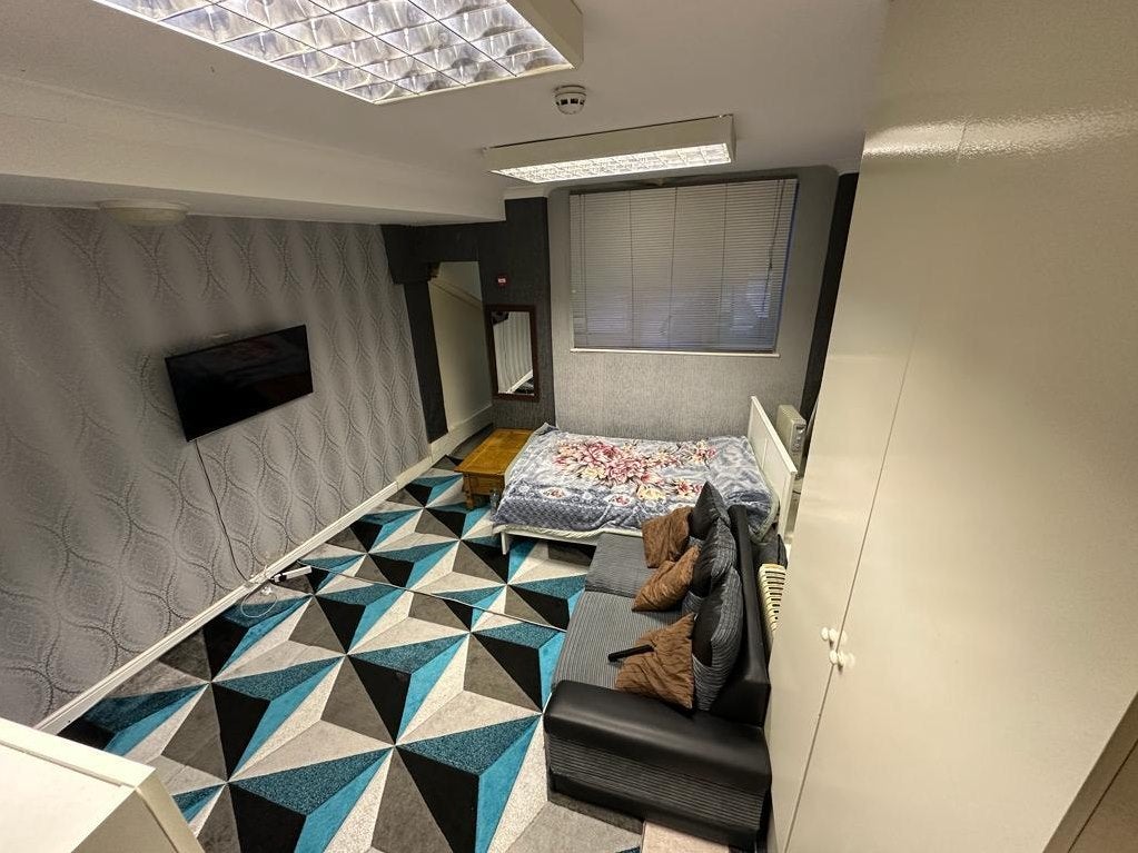 Flat Ballards Lane in Greater London