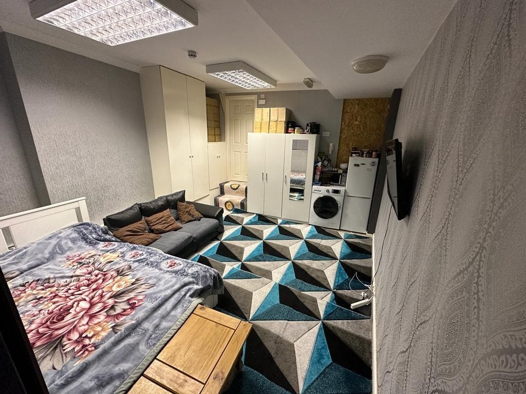 Flat Ballards Lane in Greater London
