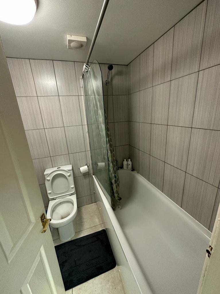 Flat Ballards Lane in Greater London