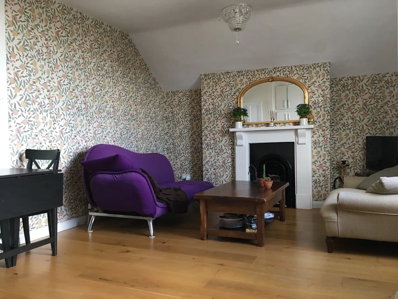 Flat Bushey Hill Road in Greater London