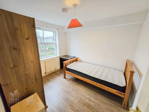 Room Leigh Hunt Drive in London