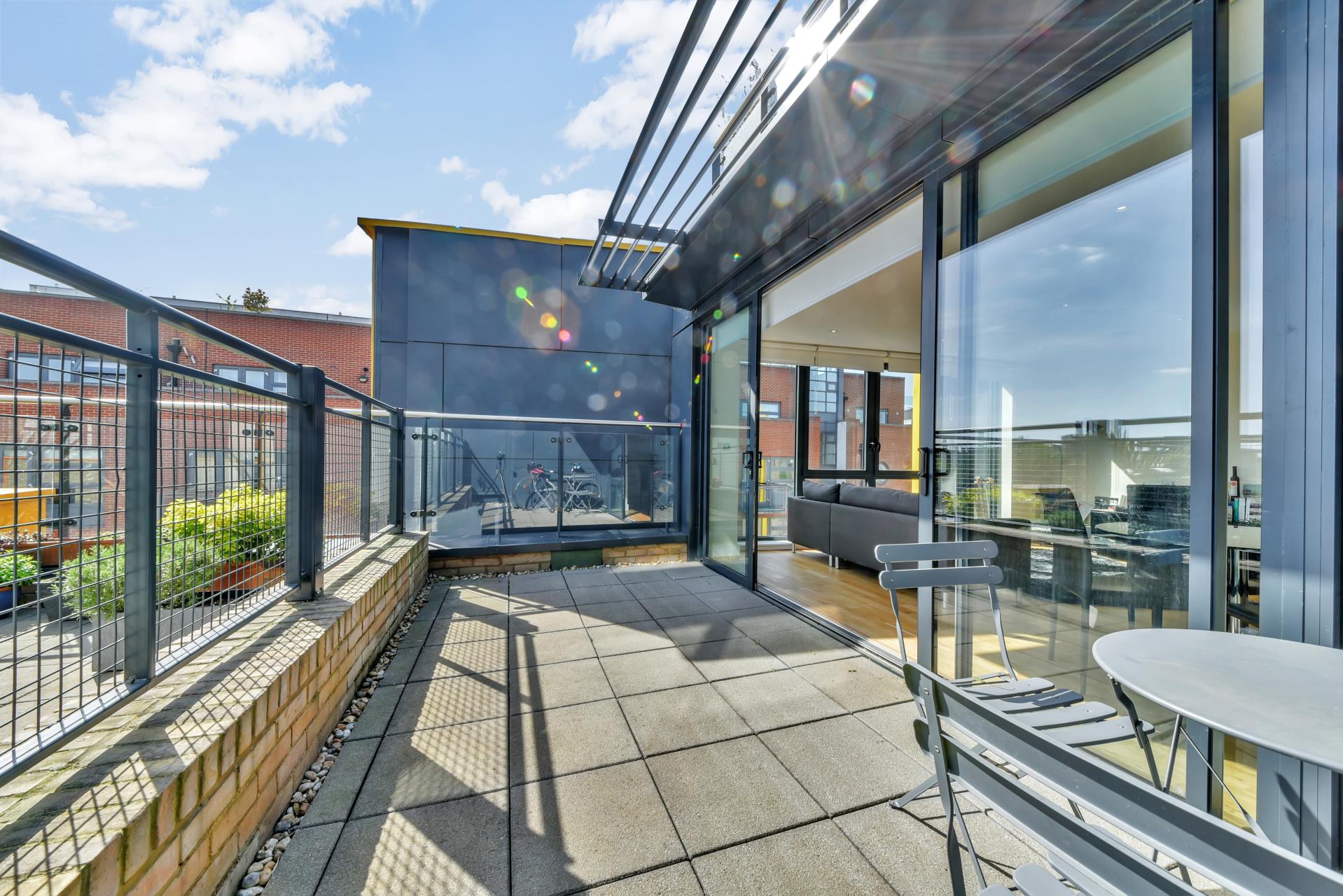 Flat Tanner Street in Greater London
