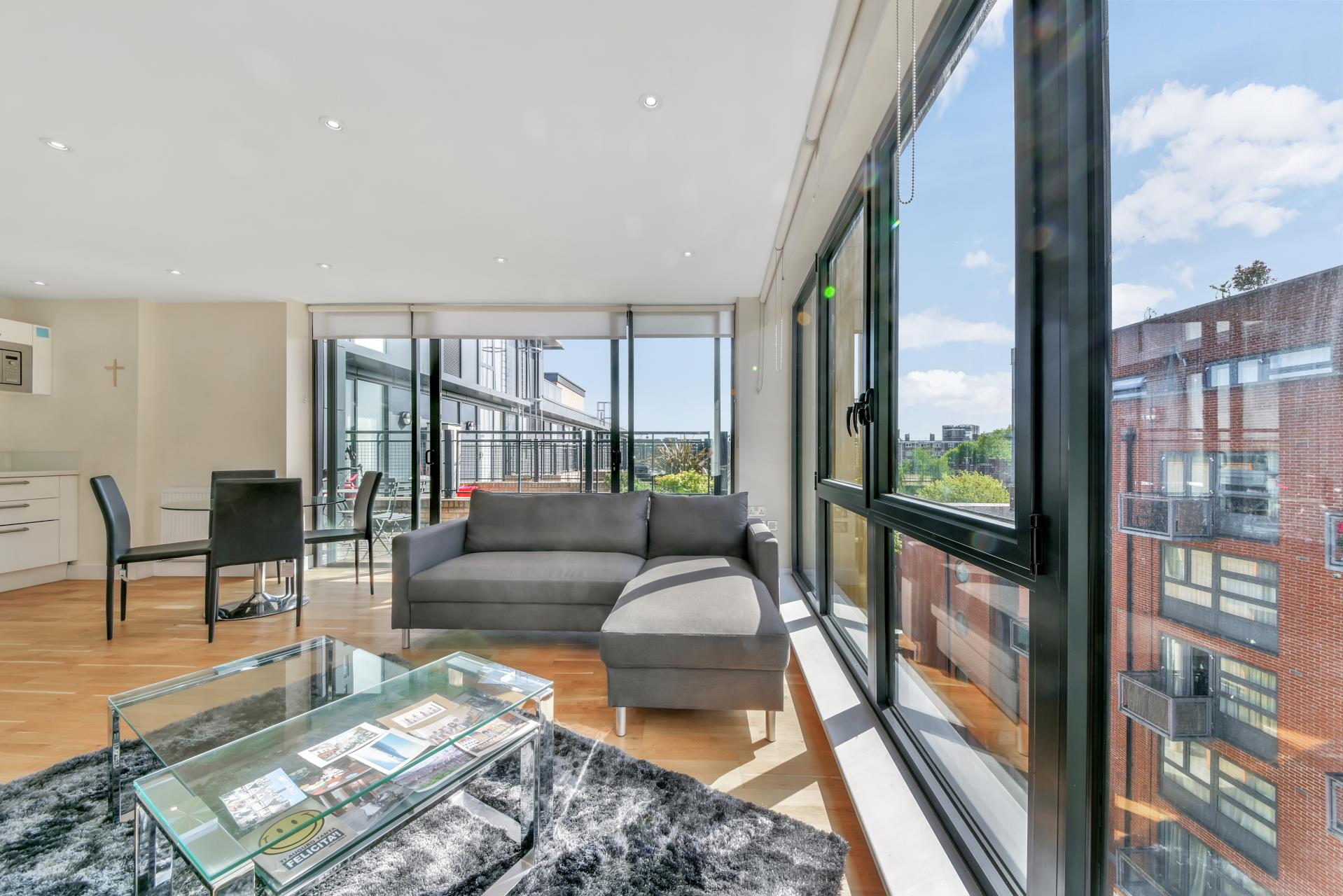 Flat Tanner Street in Greater London