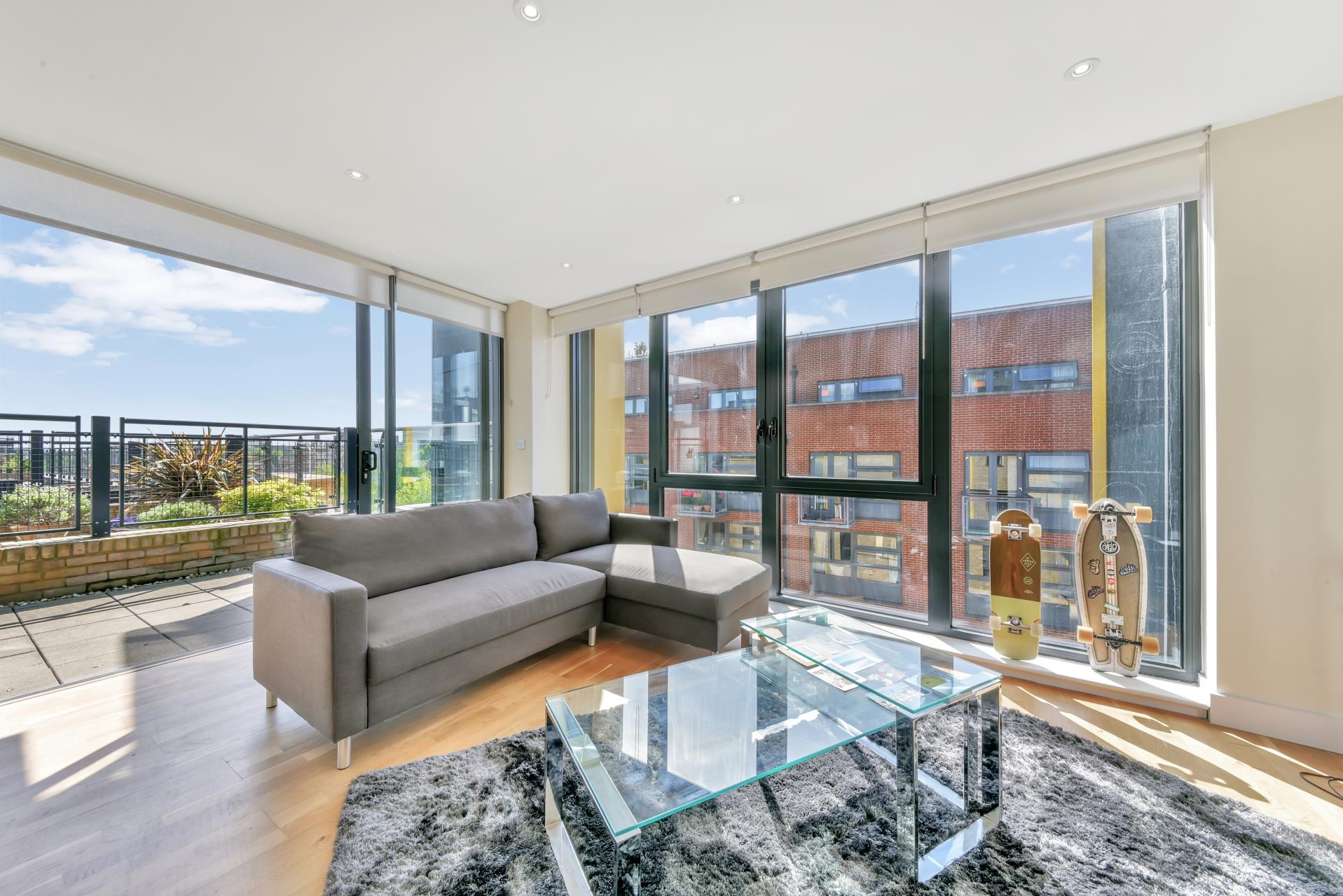 Flat Tanner Street in Greater London