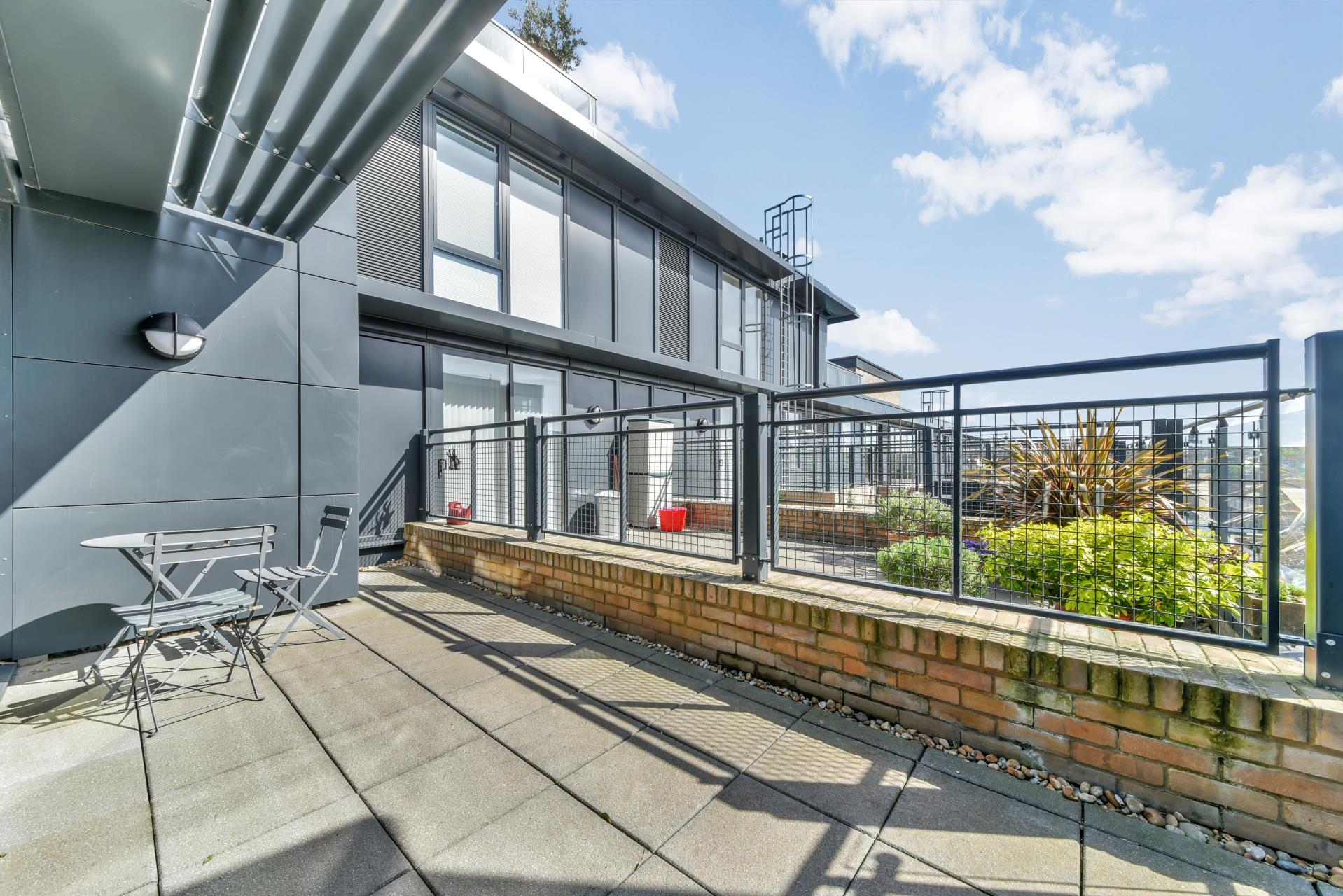 Flat Tanner Street in Greater London