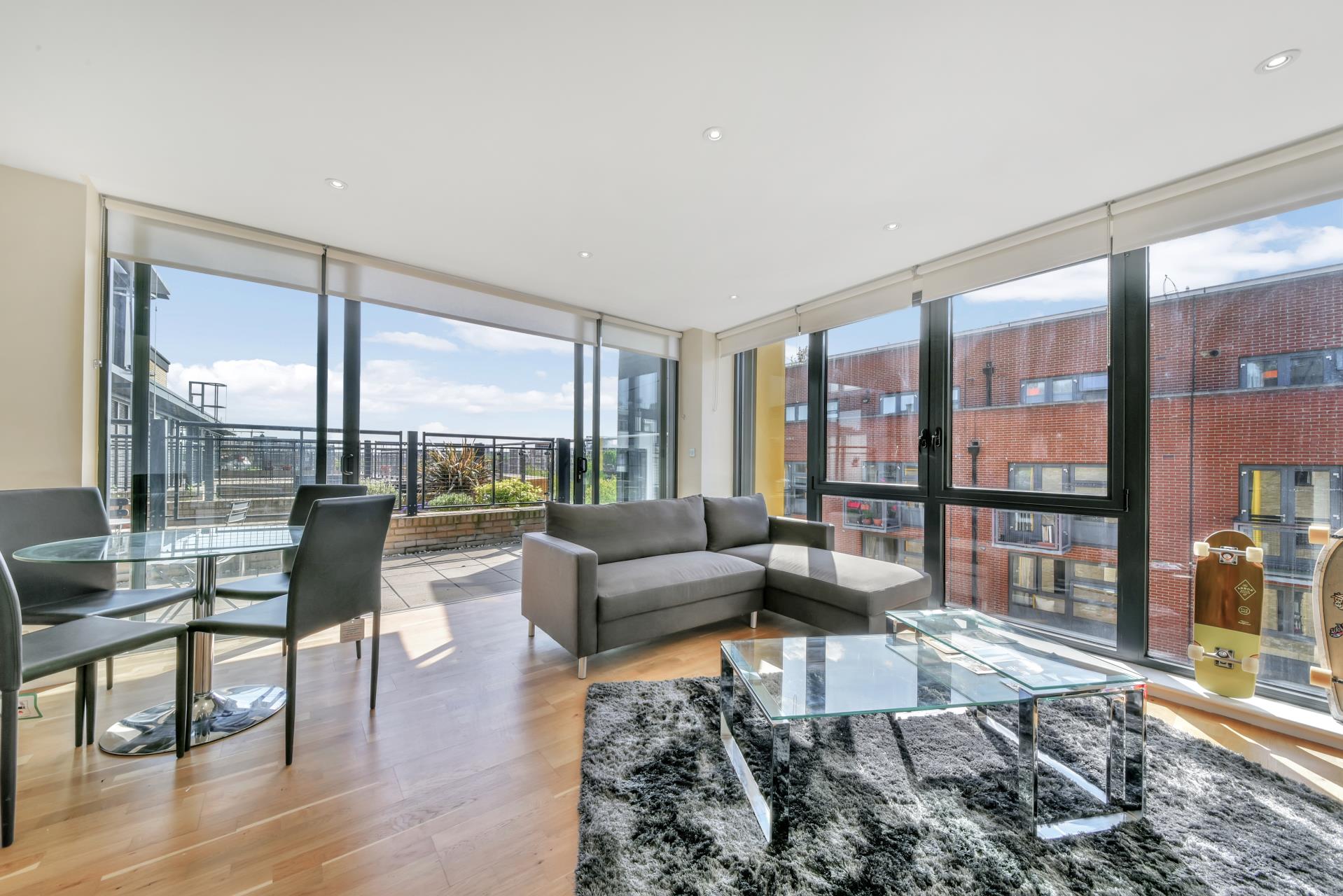 Flat Tanner Street in Greater London