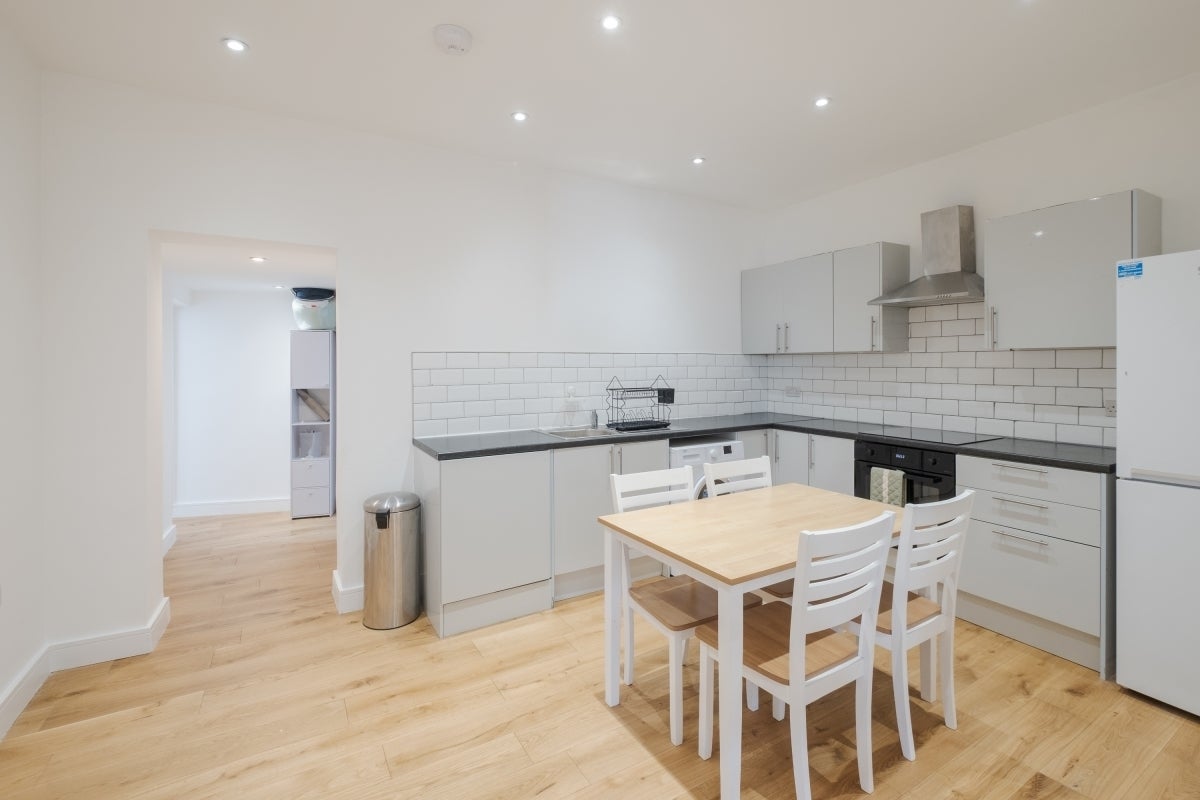 Flat Benwell Road in Greater London