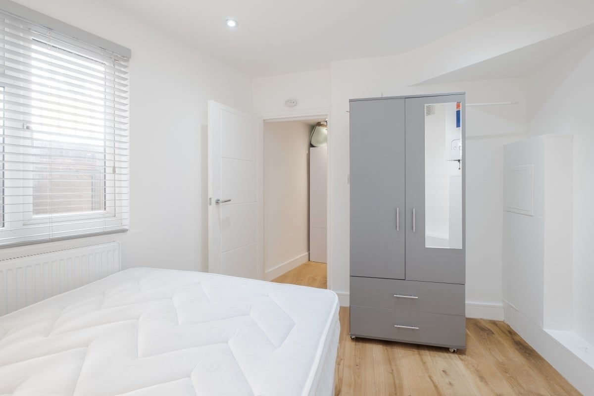 Flat Benwell Road in Greater London