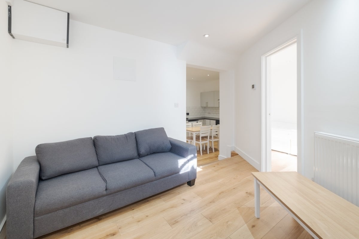 Flat Benwell Road in Greater London