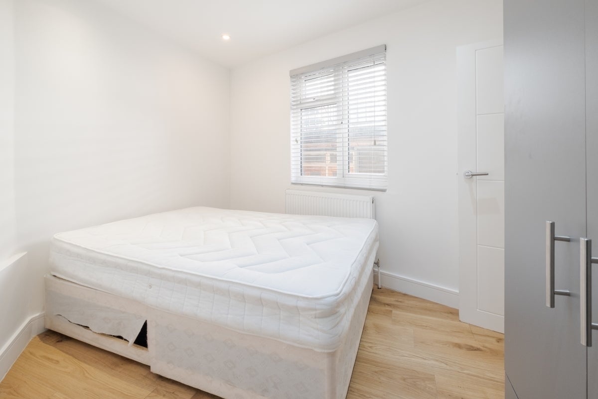 Flat Benwell Road in Greater London