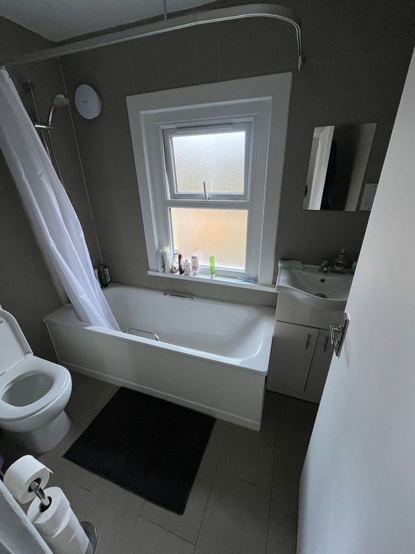 Room Lammermoor Road in Greater London