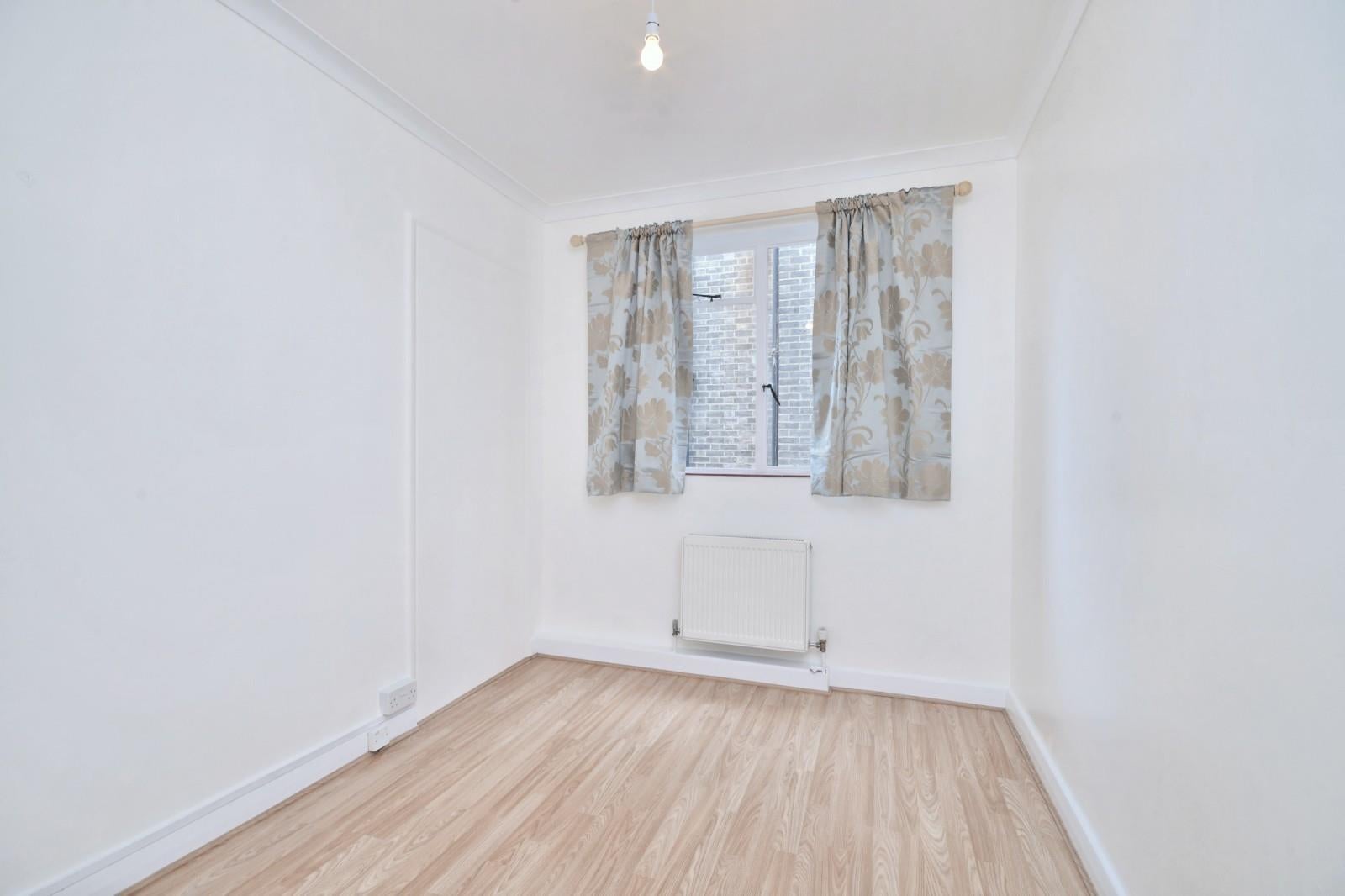 Flat Spencer Road in Greater London