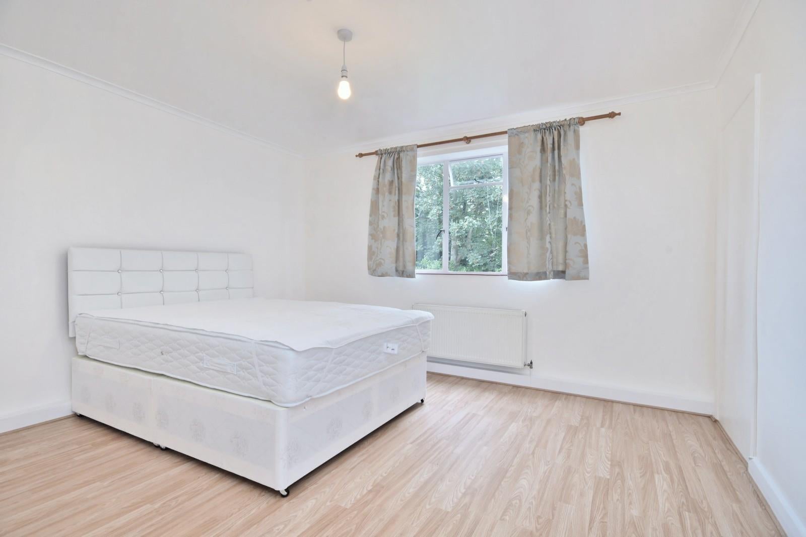 Flat Spencer Road in Greater London