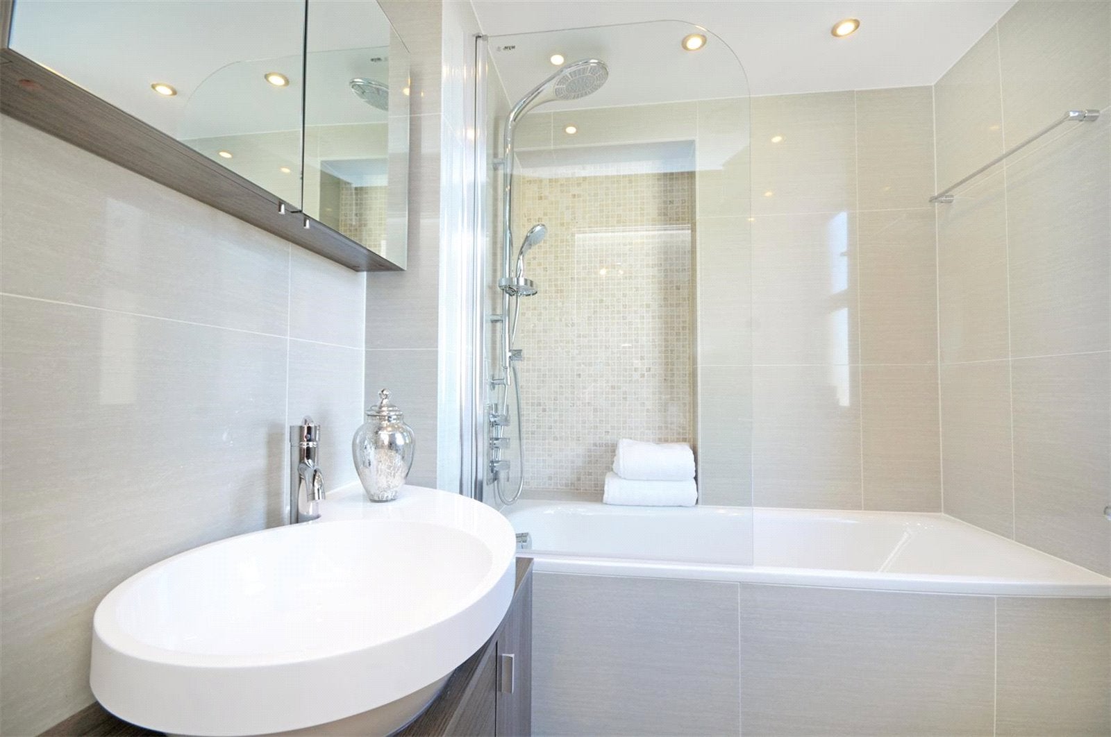 Flat Finchley Road in Greater London