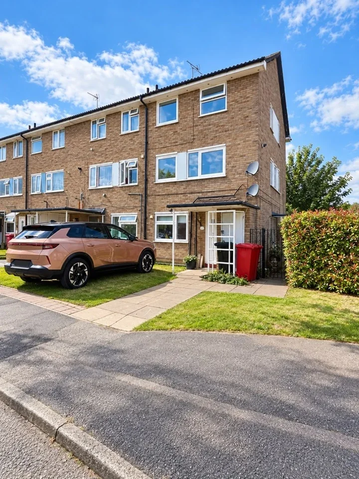 Flat Conegar Court in Slough