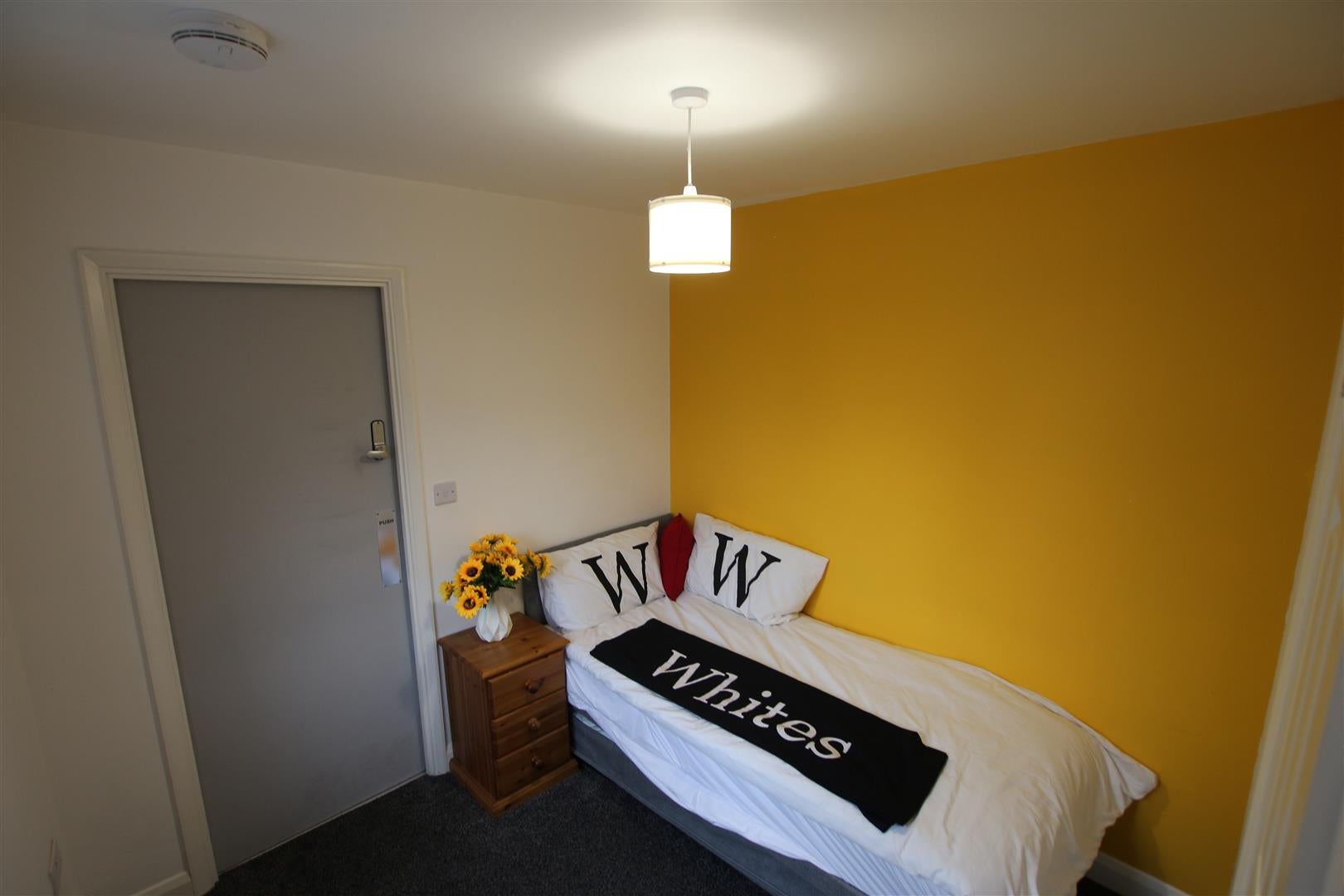 Room Abbey Road in Far Cotton