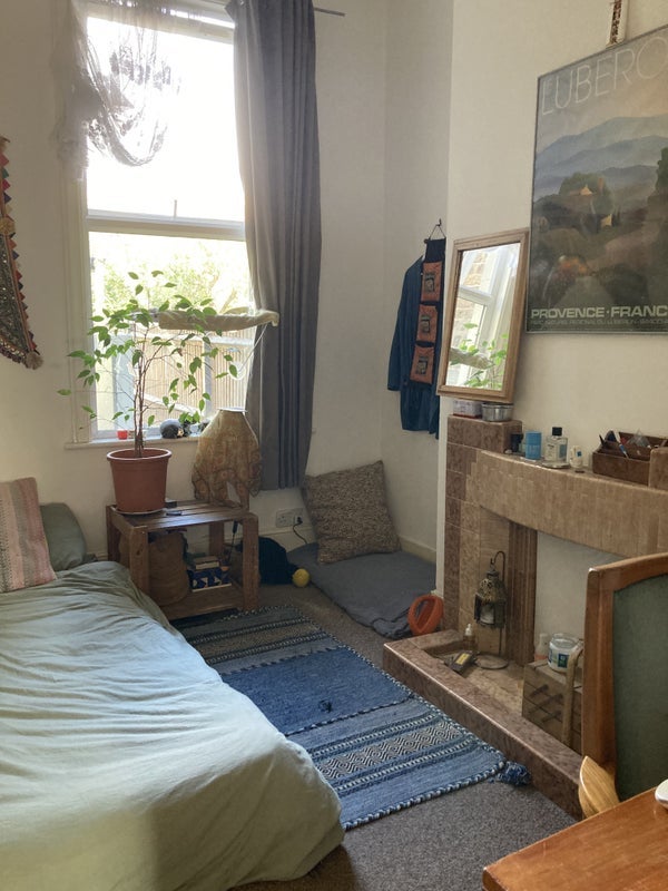 Flat Hazelwood Road in Greater London