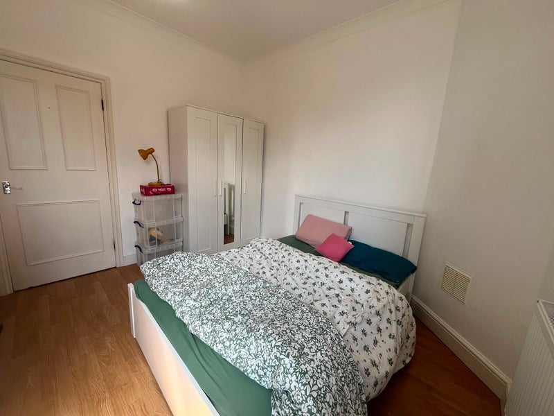 Room Kingwood Road in Greater London