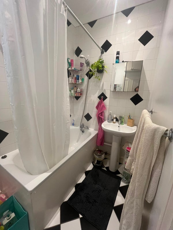 Room Kingwood Road in Greater London