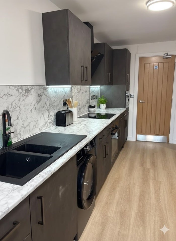 Flat Clearwater Close in Liverpool