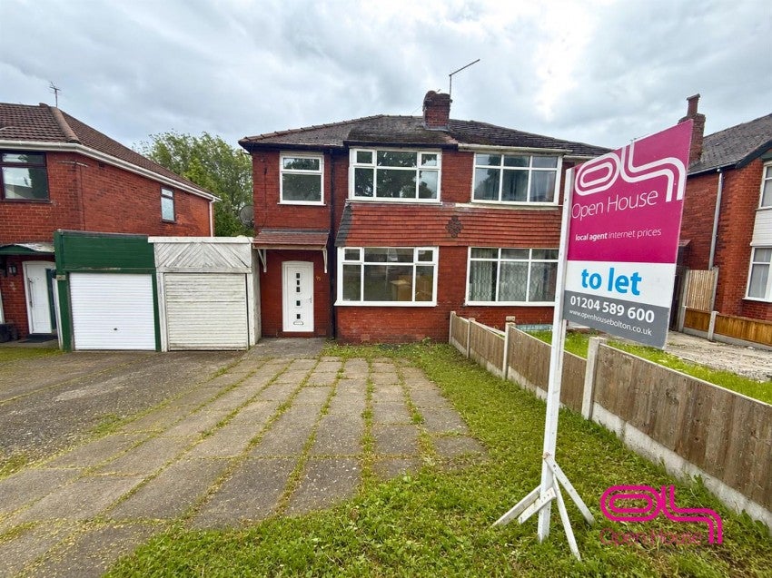 Flat Highfield Road in Farnworth