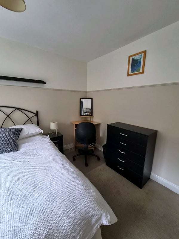 Room Weydown Close in Greater London