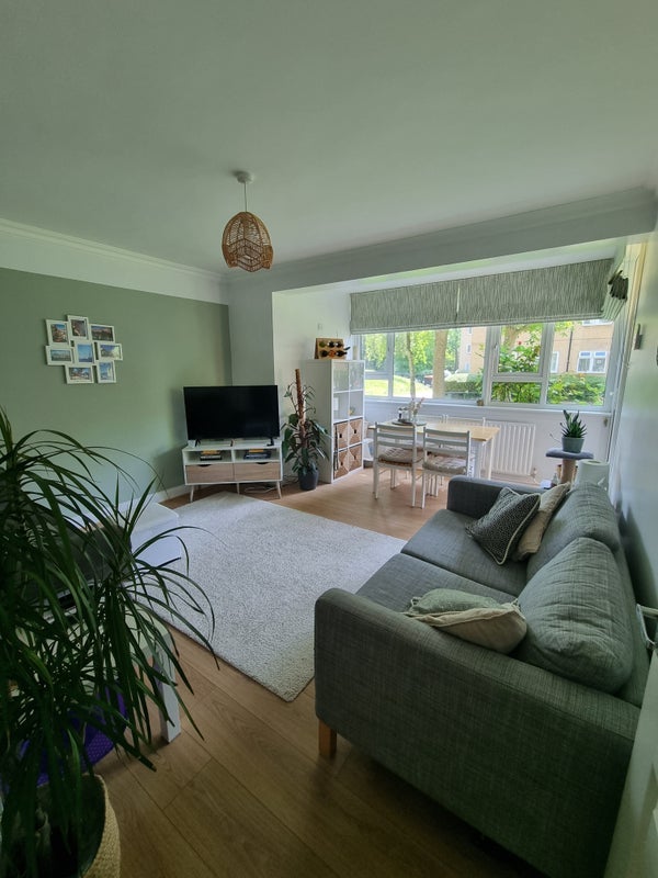 Room Weydown Close in Greater London