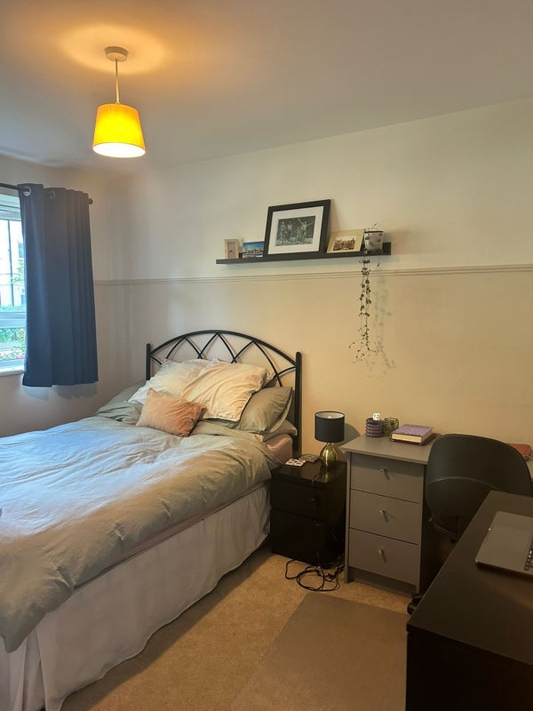 Room Weydown Close in Greater London