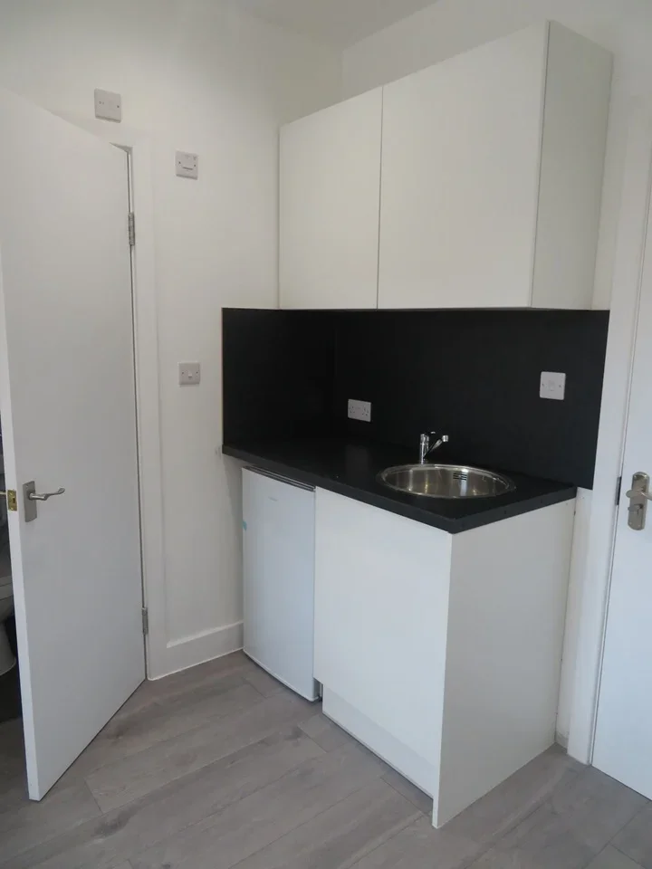 Room Middle Road in Greater London