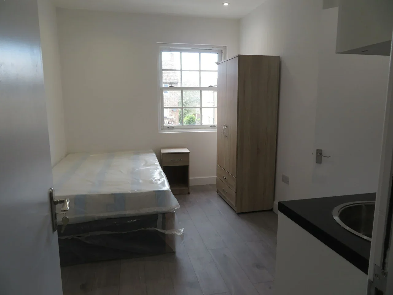 Room Middle Road in Greater London