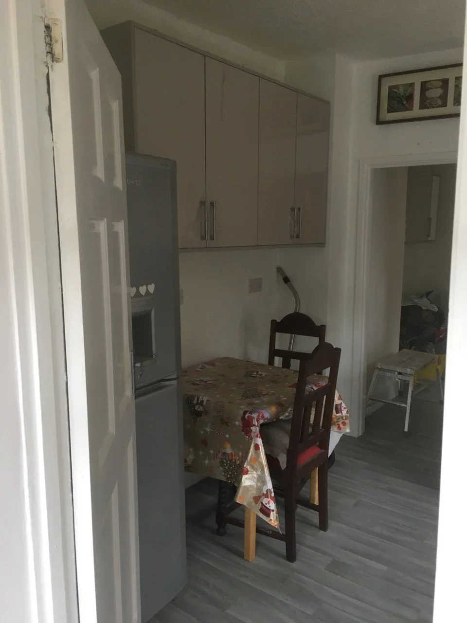 Flat Dickens Road in Greater London