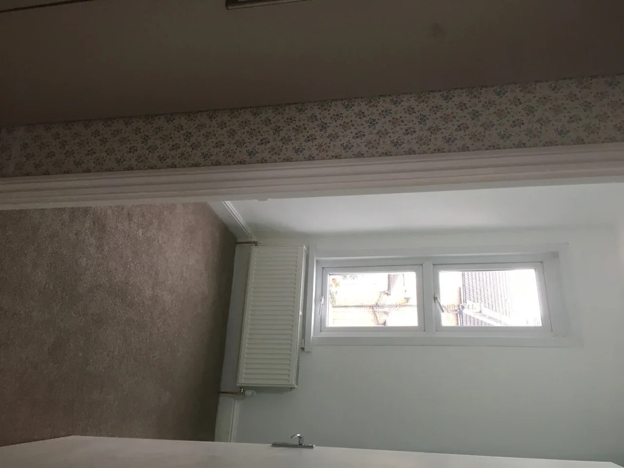 Flat Dickens Road in Greater London