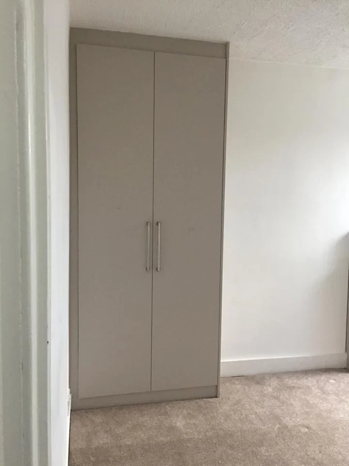 Flat Dickens Road in Greater London