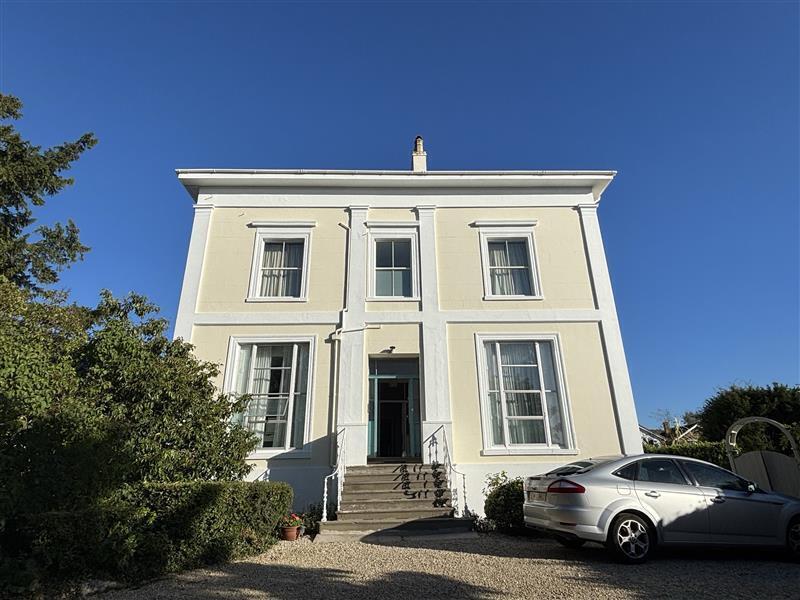 Flat Warden Hill Road in Cheltenham