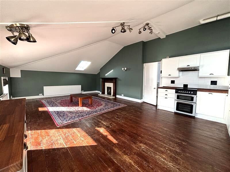 Flat Warden Hill Road in Cheltenham