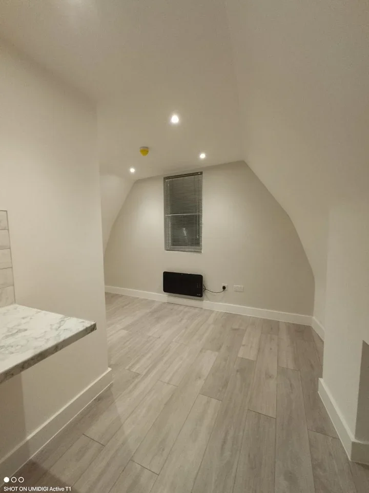 Room Westcote Road in Greater London