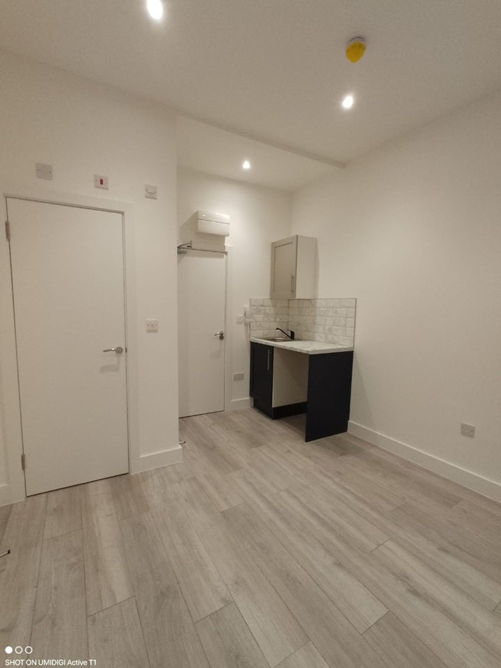 Room Westcote Road in Greater London