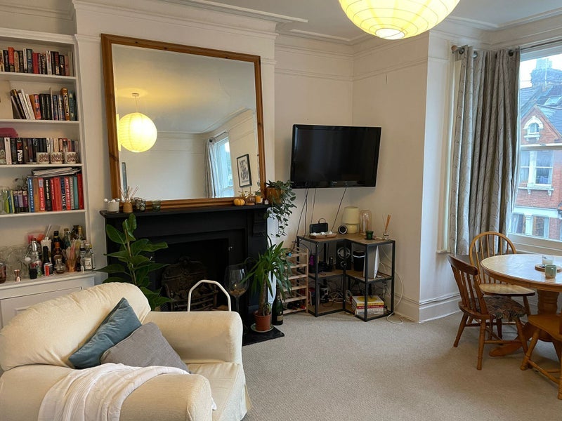 Room Killyon Road in Greater London