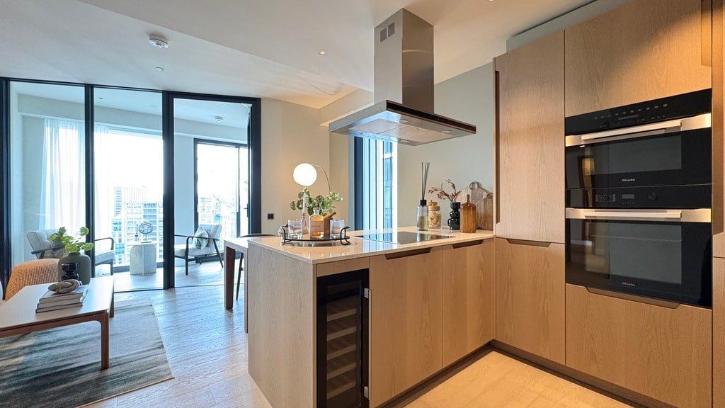 Flat Nine Elms Lane in Greater London